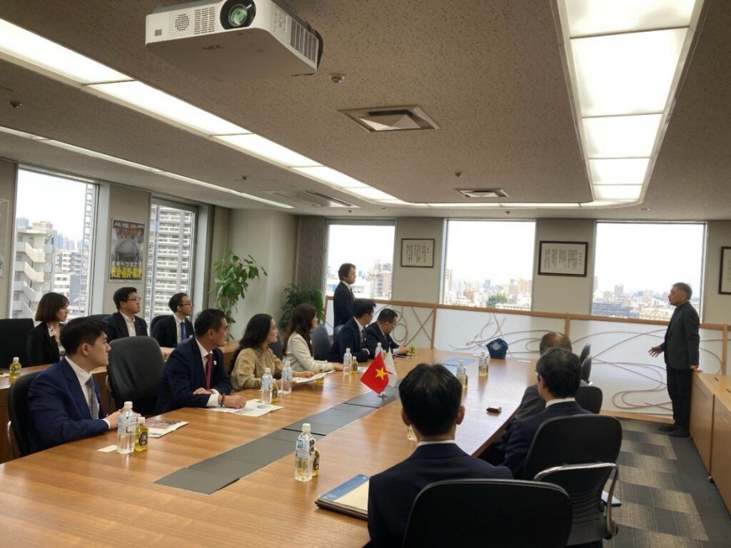 Đối tác Kumagai Gumi mời nghệ nhân đến giới thiệu nghệ thuật làm tranh truyền thống Nhật Bản với Ban lãnh đạo Kim Oanh Group