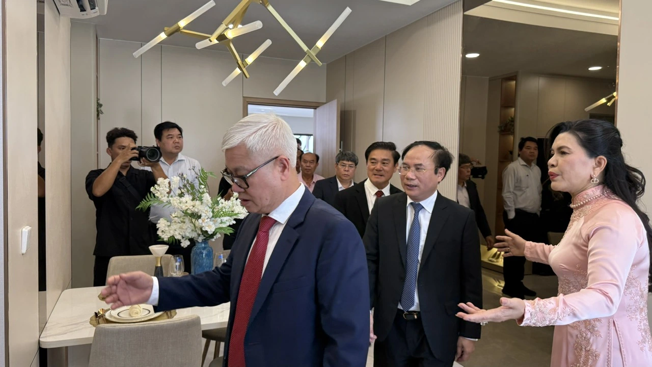 Lãnh đạo Bộ Xây dựng và Tỉnh ủy Bình Dương tham quan mẫu căn hộ nhà ở xã hội cao tầng ẢNH: ĐỖ TRƯỜNG
